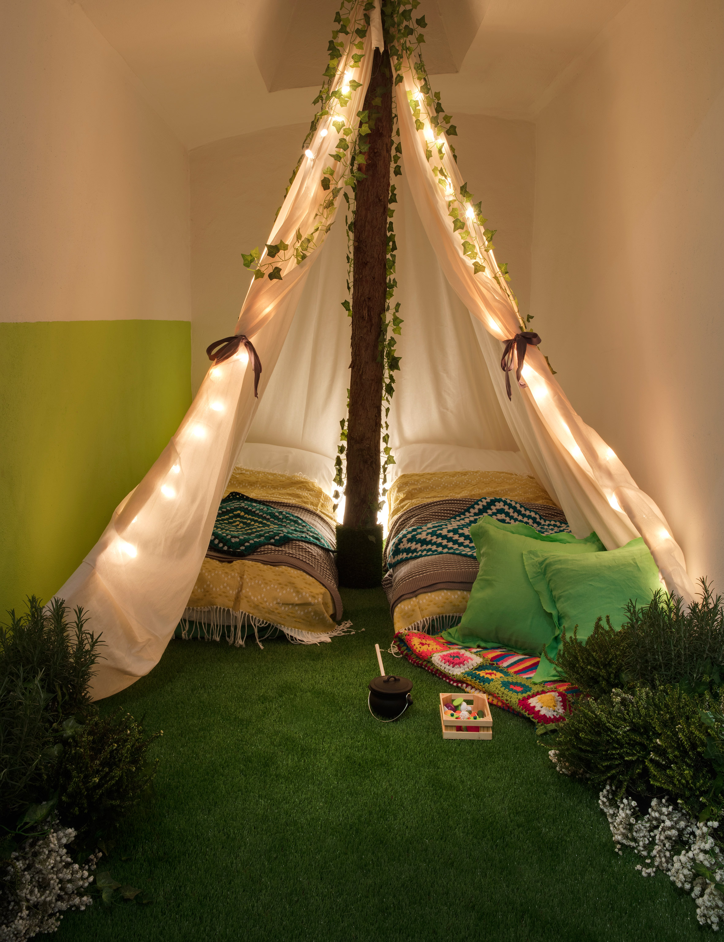 greenery-apartment-installation-airbnb-pantone-design_dezeen_2364_col_9.jpg
