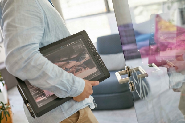 MobileStudio-Pro-16__In-use_15.jpg