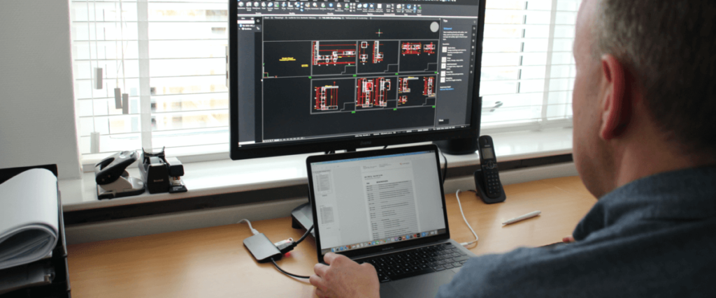 AutoCAD-ről BricsCAD-re váltás, egy ember dolgozik a programban